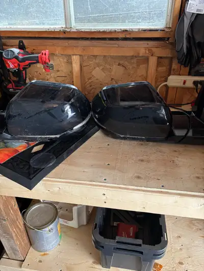Mirrors have blind spot indicators, heated, turn indicators and fold in option