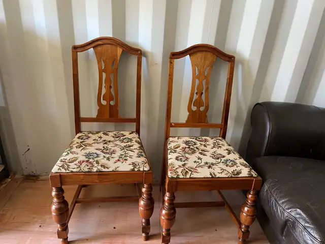Walnut Dining Table & 6 Chairs in Dining Tables & Sets in Chatham-Kent - Image 8