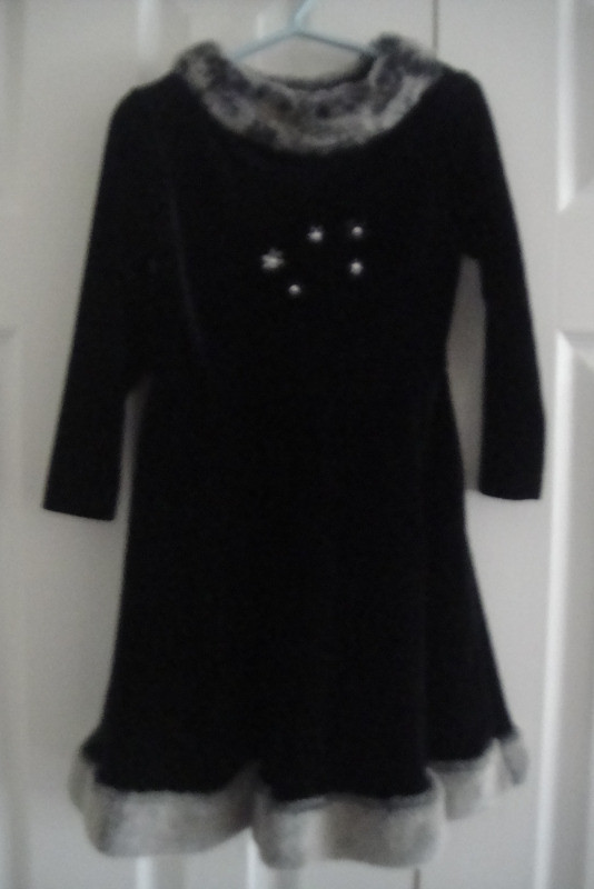 Christmas dress CachCach Girls Black Velvet Party Dress Size 4T in Clothing - 4T in Markham / York Region - Image 2
