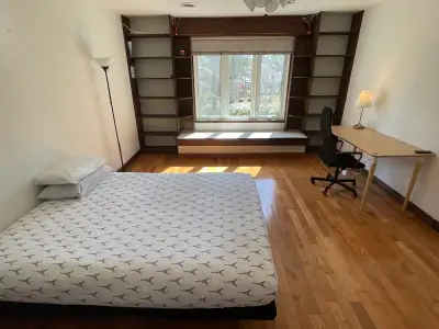 Super spacious Private Room in Scarborough – beautiful West Hill community. —Location Near 401 & Kin...