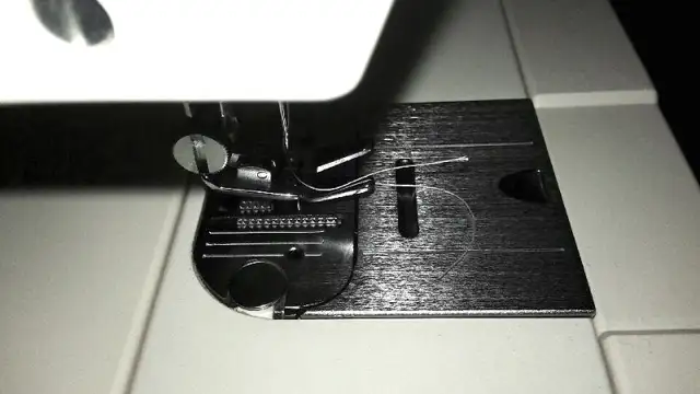 Singer Sewing Machine 6211C heavy-duty all-metal construction in Hobbies & Crafts in Oshawa / Durham Region - Image 5
