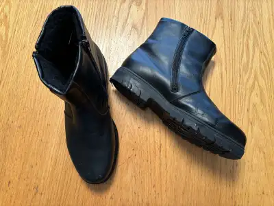 Men’s Lined Leather Winter Boots w Side Zips (9/10), View more