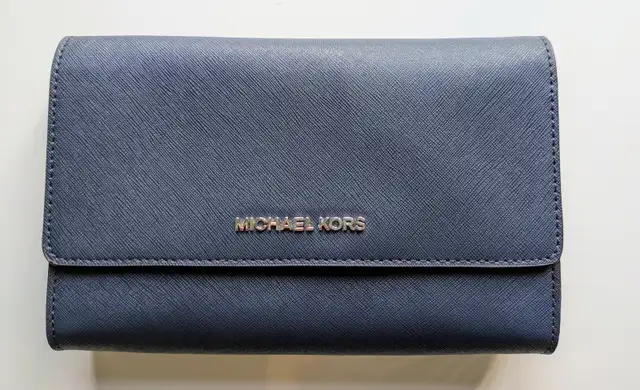 Michael Kors Crossbody Bag (Navy Blue) in Women's - Bags & Wallets in City of Toronto - Image 2