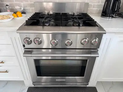 Im selling a good condition 30” Electrolux Icon Gas range/ oven.. Its a very solid/ high end gas sto...