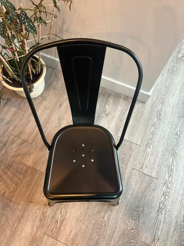 11 black metal chairs in Chairs & Recliners in Kelowna - Image 5