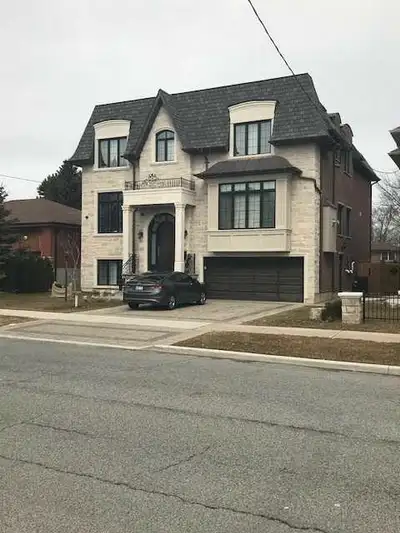 Room for rent Yonge Finch Patricia, FEMALE ONLY