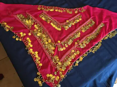 A) Superbe ceinture rose à breloques couleur or , forme triangulaire de 52 pouces X 22 pouces en mes...