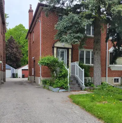 Semi detached house House needs renovation and good for investors or flippers.