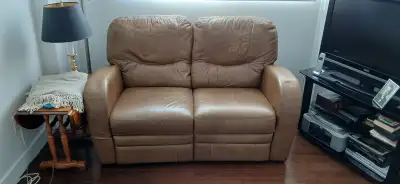 Causeuse inclinable en cuir. Très bonne qualité. Un peu d’usure à l’arrière (voir les photos). Raiso...