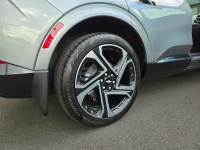 4 pneus en très bon état environ 15000KM et 4 roues impeccables jamais accrochées les roues viennent...