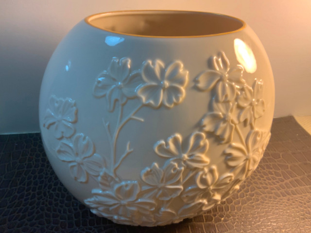 VASE by LENOX-“SPRING”, cream color + gold trip, 8inH x 9inW in Arts & Collectibles in Kitchener / Waterloo - Image 4