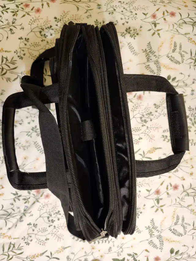 15.6 in laptop case in Laptop Accessories in Mississauga / Peel Region - Image 3