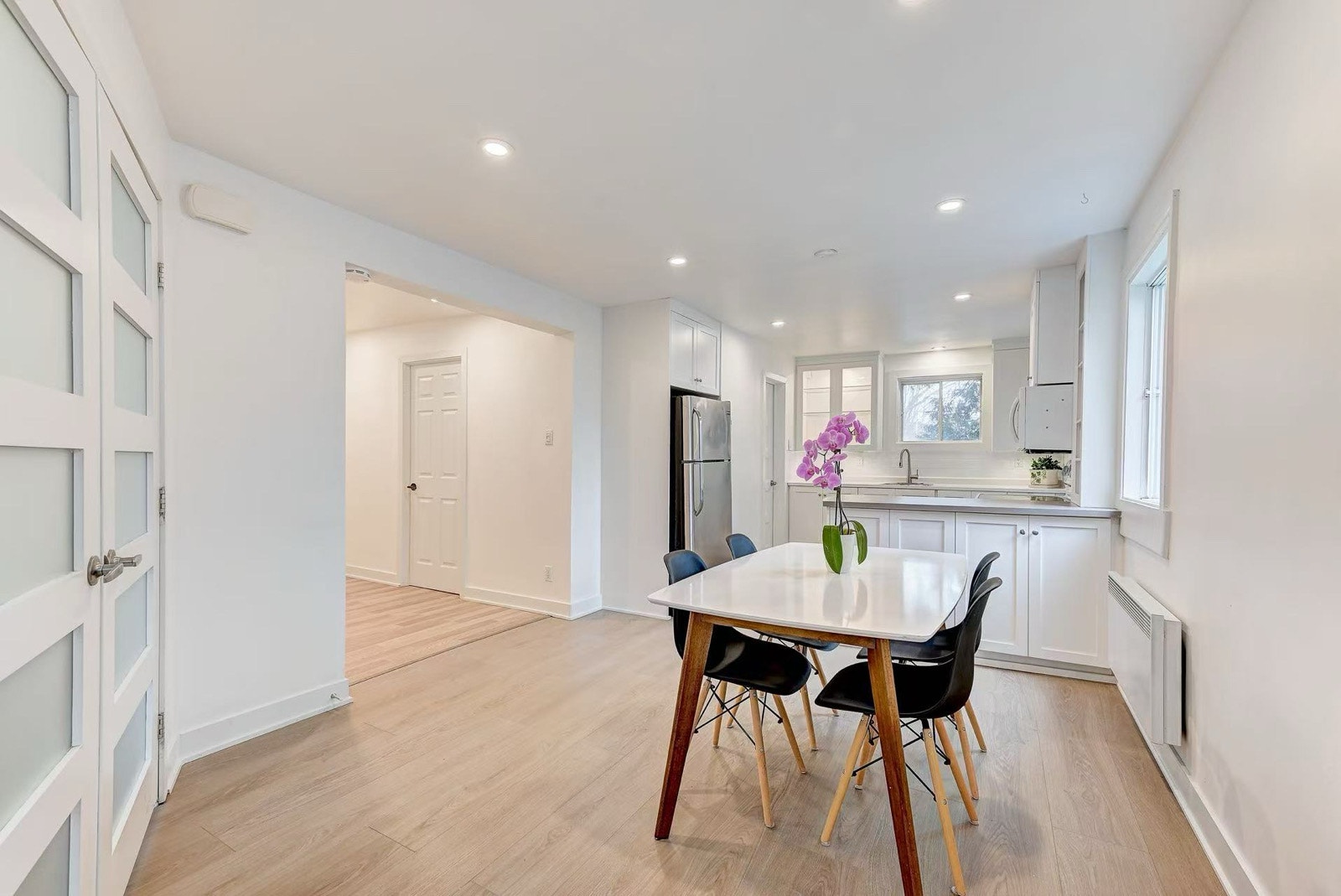 Home in south shore with private backyard — photo 1