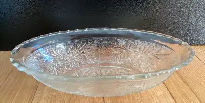 Vintage ANCHOR HOCKING 8.75" Clear Sandwich Glass Serving Bowl, View more