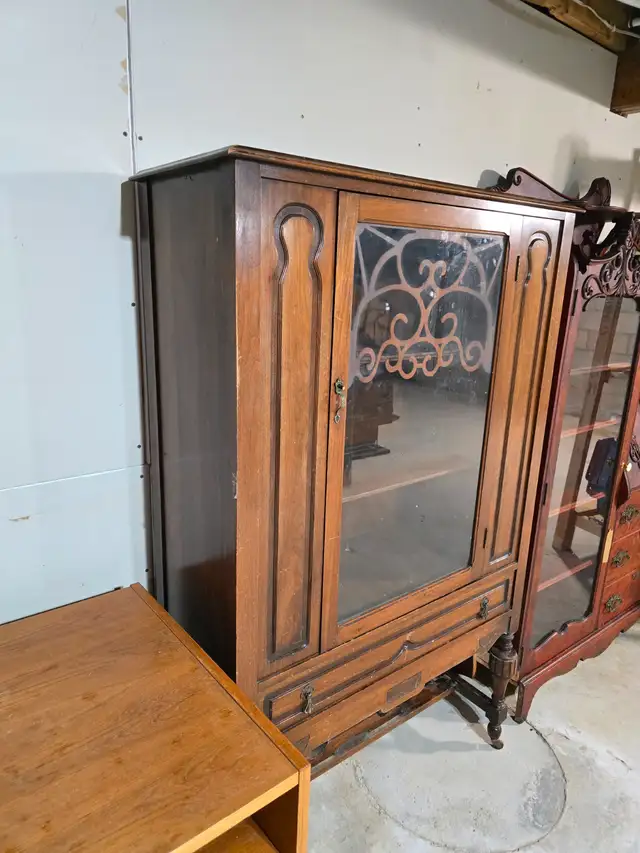Jacobian style walnut china cabinet 1930s in Hutches & Display Cabinets in Ottawa - Image 4