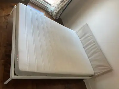 Lit grand 2 places avec matelas / Queen bed with mattress, View more