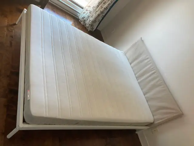 Lit grand 2 places avec matelas / Queen bed with mattress in Beds & Mattresses in City of Montréal - Image 2