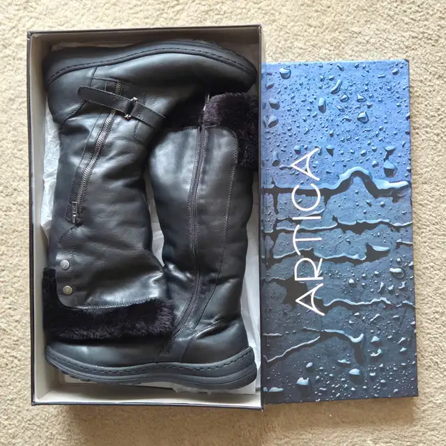 Artica waterproof winter boots - Women's size 11 in Women's - Shoes in City of Toronto - Image 4