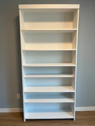 BIBLIOTHÈQUE EN BOIS AVEC 7 TABLETTES. HAUTEUR: 80 PO. LARGEUR: 37.5 PO. PROFONDEUR: 11-1/4 PO. MAIS...