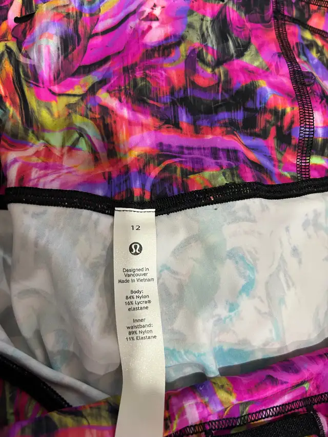 LULU Lady used pants in Women's - Bottoms in Markham / York Region - Image 4