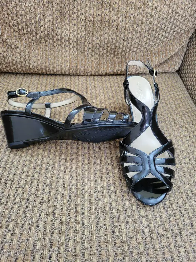 Naturalizer wedge sandals in Women's - Shoes in Oshawa / Durham Region - Image 3
