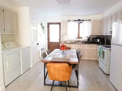 Appartement lumineux, impeccable et entièrement équipé. ✨ 4.5 au 2er étage — 1 grand lit, 2 lits dou...