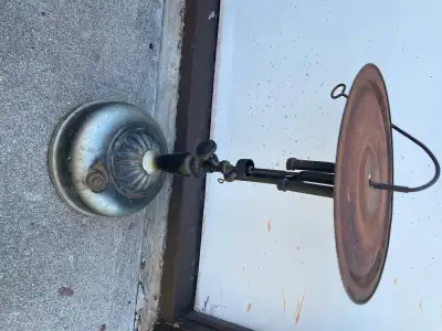 Vintage Coleman kerosene mantle lamp, View more