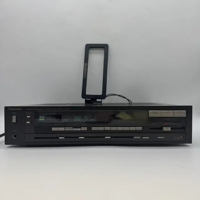 Vintage 1980s Technics SA-311 Quartz Synthesizer FM/AM Stereo Ma in Stereo Systems & Home Theatre in City of Toronto - Image 4