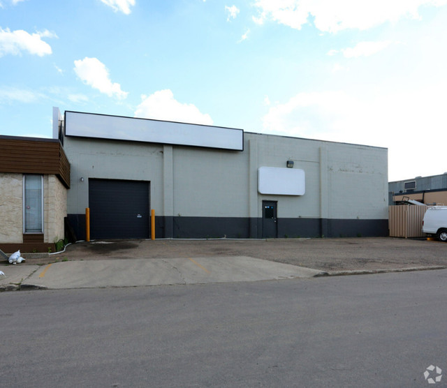 Retail / Industrial buildings for Sale / Lease