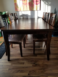 BEAUTIFUL WOOD DINING TABLE