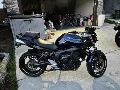 34k km on this 2008 Yamaha FZ6. It is a middleweight “standard/sport” bike powered by a 599 cc liqui...