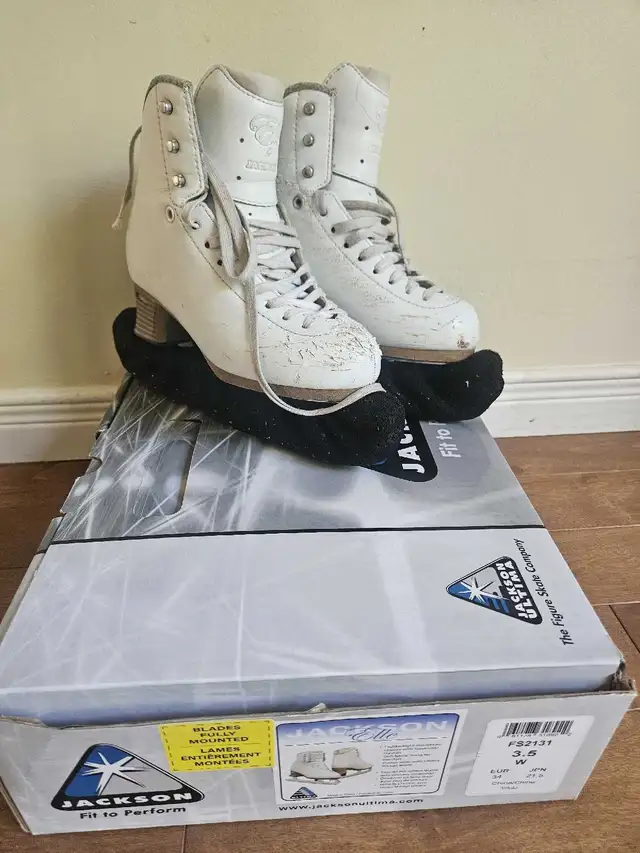 Figure skates kids for girls - size 3.5 in Skates & Blades in Ottawa - Image 5
