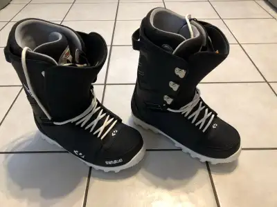 Men’s size 13 Thirty Two Lashed Snowboard boots Tried on, in perfect Condition. Black with white lac...