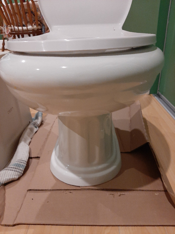 Toilet with tank and seat in Bathwares in Ottawa - Image 2