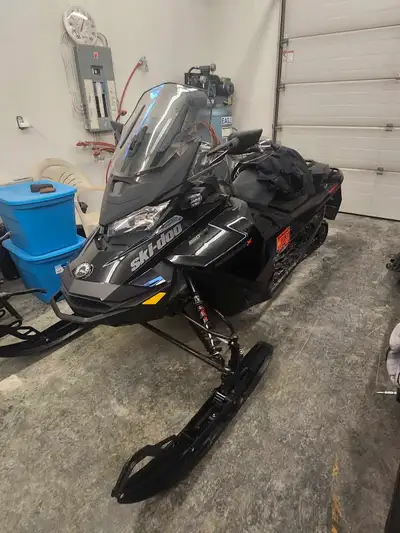 2021 renegade x not sure of miles Call 4 details 204 294 0897