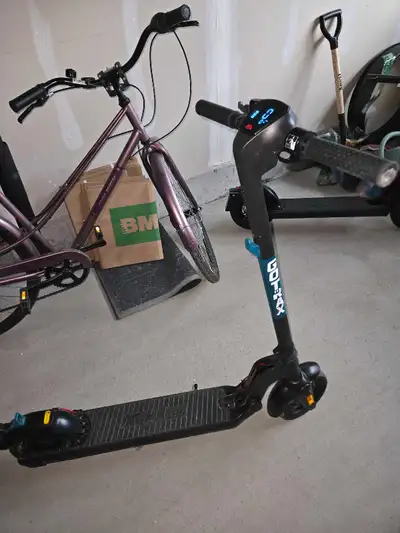 Electric Scooter - Gotrax Physically in great condition. 15/21 km range For adults & kids Battery wo...
