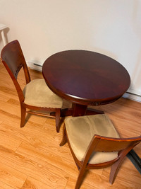 Table ronde avec 2 chaises