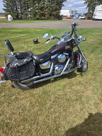 2005 Kawasaki Vulcan, 1500 for sale has 143,000 km runs and drives really nice has a little bit of a...