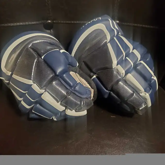 New Kids 10" BAUER VAPOR Hockey Gloves  in Hockey in Barrie - Image 3