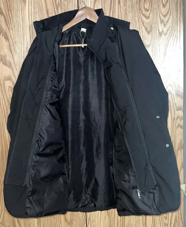 BR Puffer Jacket size M in Women's - Tops & Outerwear in Whitehorse - Image 3