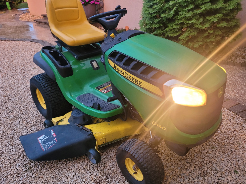 John deere D140 Riding Mower Lawnmowers & Leaf Blowers Winnipeg