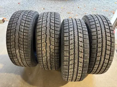 Je vends quatre pneus d'hiver Toyo Observe GSi-6 LS de taille 245/65R17 qui sont en excellente condi...