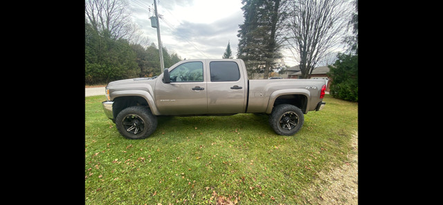 Very clean low mileage 2014 duramax 2500HD in Cars & Trucks in Peterborough