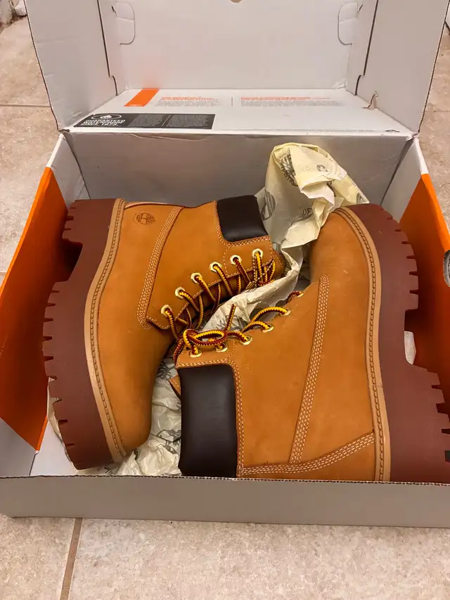 TIMBERLAND HERITAGE PLATFORM 6 IN WATERPROOF BOOTS Size 8 (M) in Women's - Shoes in Mississauga / Peel Region - Image 2