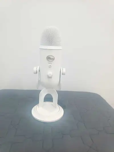 Capture clear, professional-quality audio with this Blue Yeti USB microphone in white. This micropho...
