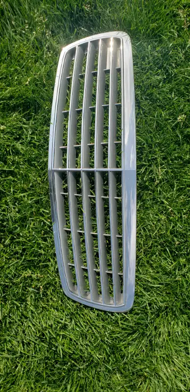 W211 grille, original Small hairline crack visible on bottom centre