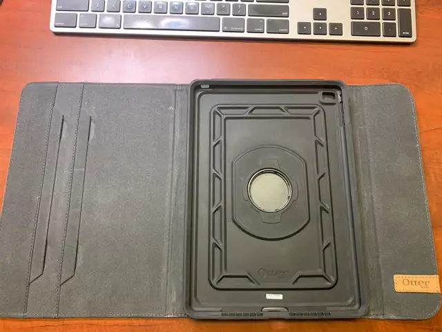 Otterbox Agility Portfolio for Apple iPad Air/Air2 Leather Black in iPads & Tablets in Peterborough - Image 2
