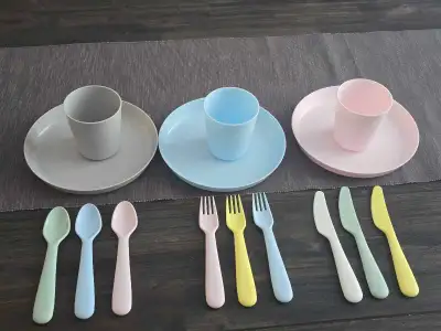 Brighten up meal times with this fun and durable IKEA Kalas set, perfect for kids! This colourful co...