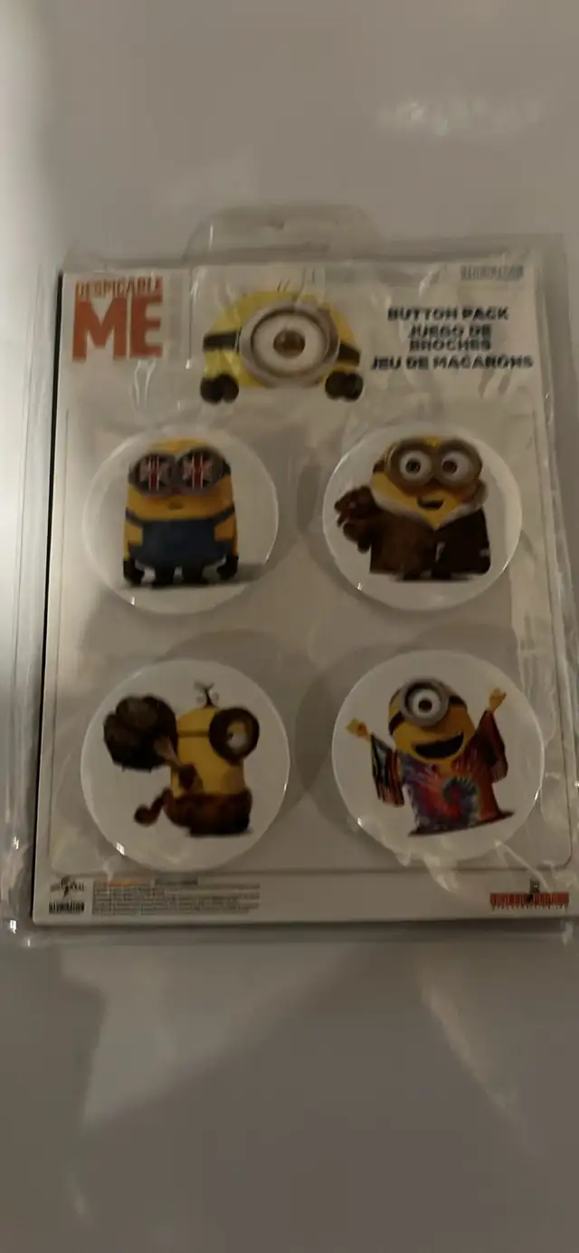 Despicable me Button pack new | Détestable moi broche neuf in Arts & Collectibles in Laval / North Shore - Image 2