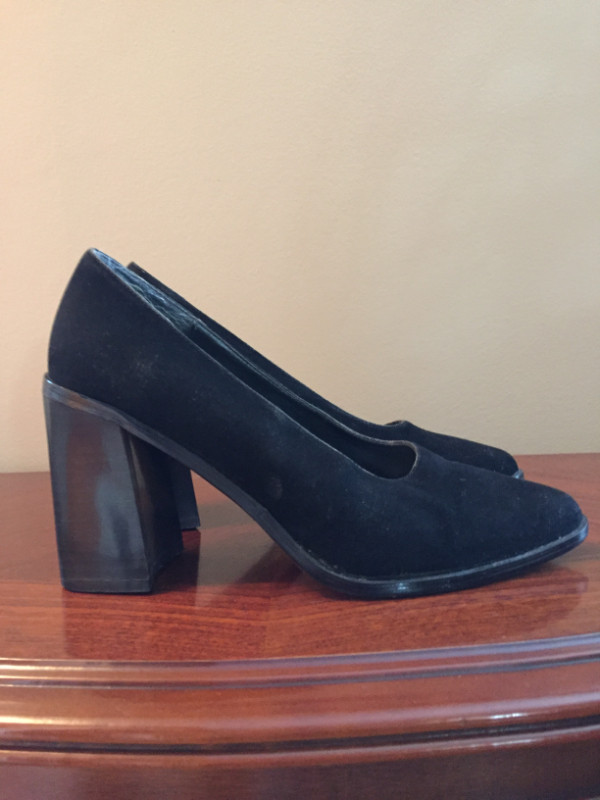 No Boundaries Ladies Suede Pumps  - size 6.5 in Women's - Shoes in London